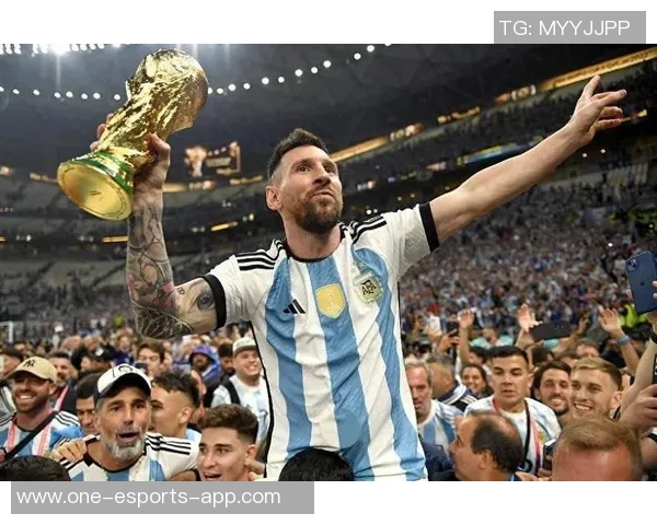 足球传奇之巅峰对决:从贝利到梅西的时代传承与辉煌历程 足球传奇之巅峰对决:从贝利到梅西的时代传承与辉煌历程