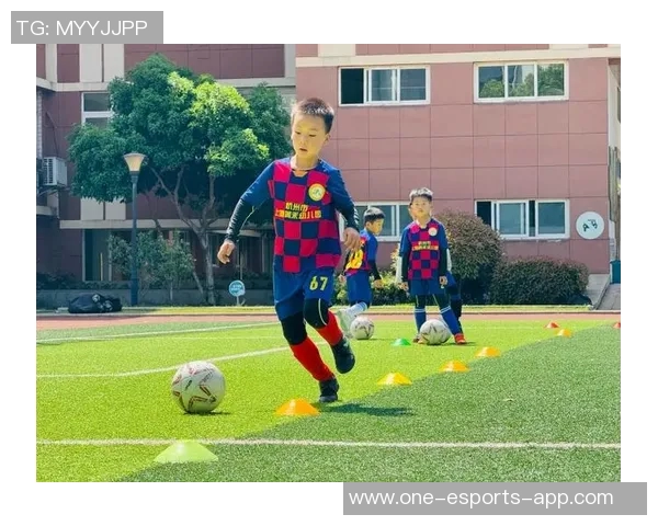 足球明星亲自送鞋:传递梦想与热情的温暖之举 足球明星亲自送鞋:传递梦想与热情的温暖之举