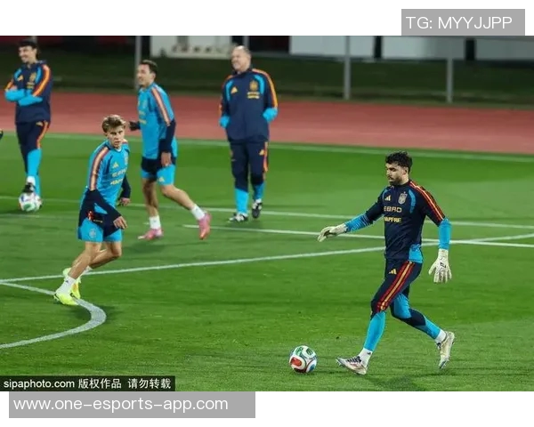 足球赛场突发意外著名球星摔倒瞬间引发全场紧张关注 足球赛场突发意外著名球星摔倒瞬间引发全场紧张关注